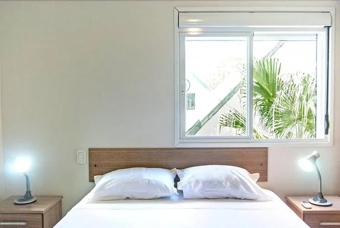 Quarto do Apartamento 2 quartos com cama de casal e luminárias